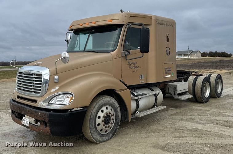 2003 Freightliner Columbia 120 Equipment Image0