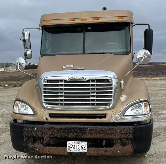 Image of Freightliner Columbia 120 equipment image 1