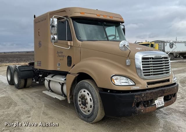 Image of Freightliner Columbia 120 equipment image 2