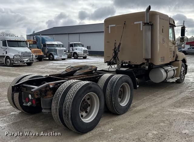Image of Freightliner Columbia 120 equipment image 4