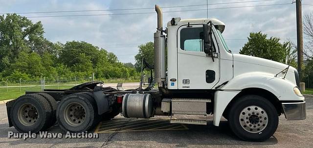 Image of Freightliner Columbia 120 equipment image 3