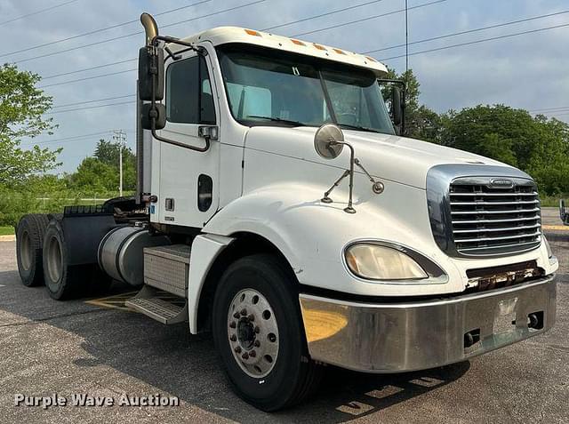 Image of Freightliner Columbia 120 equipment image 2