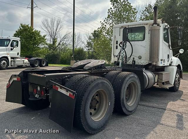 Image of Freightliner Columbia 120 equipment image 4