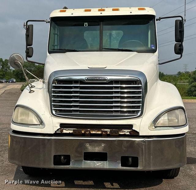 Image of Freightliner Columbia 120 equipment image 1