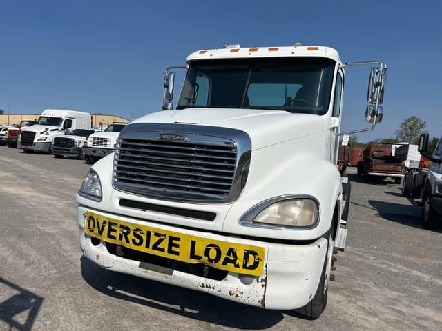 Image of Freightliner Columbia 120 equipment image 2