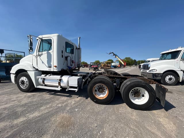 Image of Freightliner Columbia 120 equipment image 3