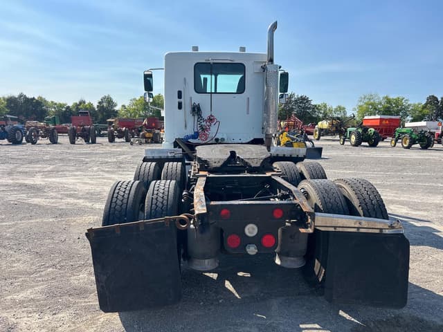 Image of Freightliner Columbia 120 equipment image 4