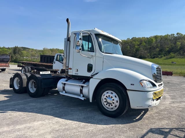 Image of Freightliner Columbia 120 equipment image 1