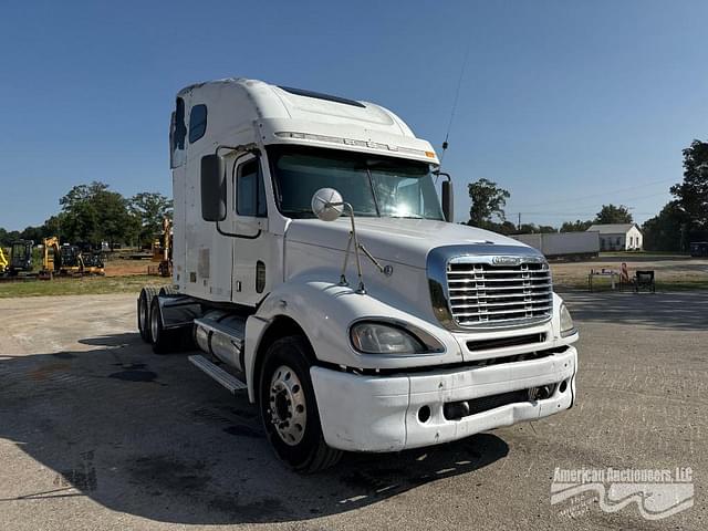 Image of Freightliner Columbia 120 equipment image 1