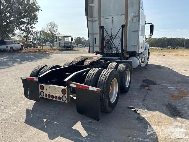 Image of Freightliner Columbia 120 equipment image 3