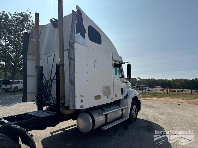 Image of Freightliner Columbia 120 equipment image 2