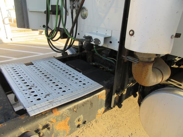 Image of Freightliner Columbia equipment image 4