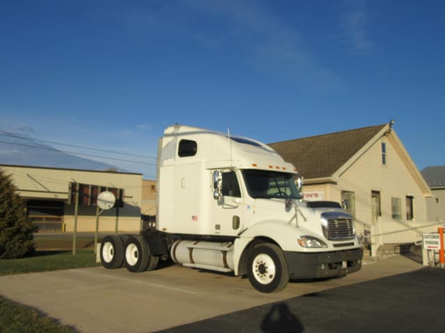 Image of Freightliner Columbia equipment image 1
