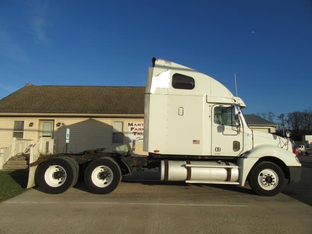 Image of Freightliner Columbia equipment image 2