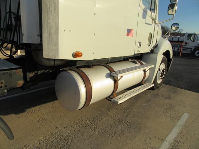Image of Freightliner Columbia equipment image 3