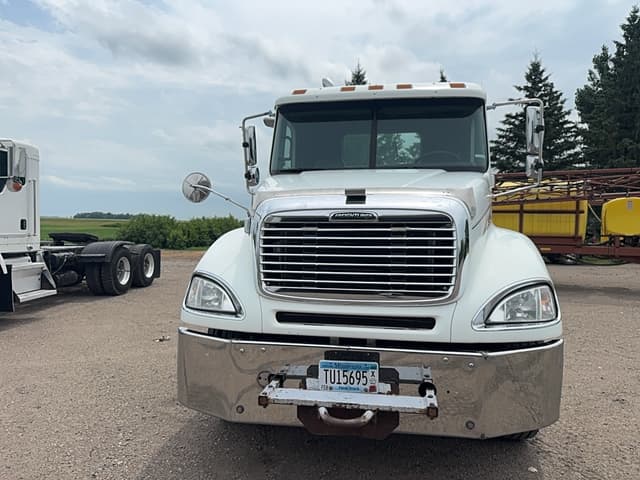 Image of Freightliner Columbia equipment image 2