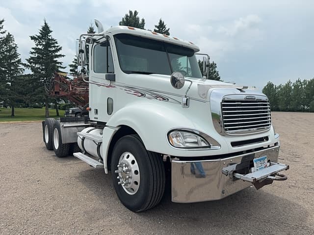 Image of Freightliner Columbia equipment image 3