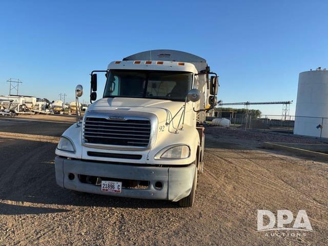 Image of Freightliner Columbia equipment image 2