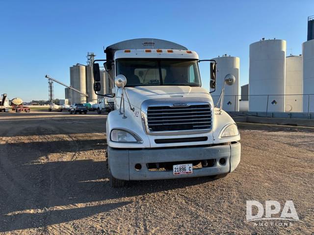 Image of Freightliner Columbia equipment image 3