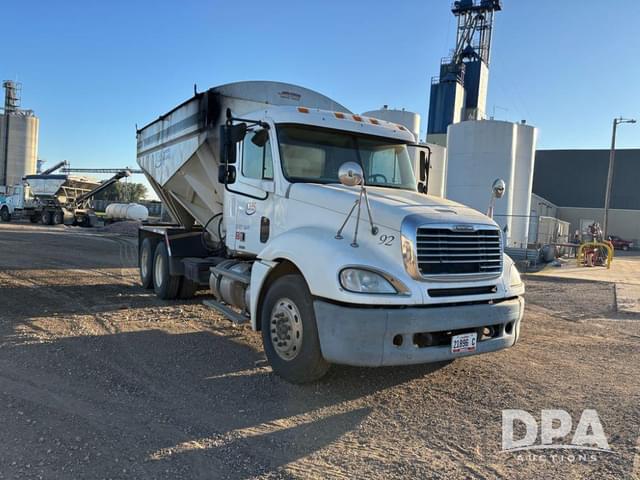 Image of Freightliner Columbia equipment image 4