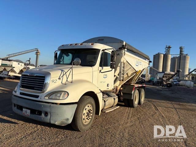 Image of Freightliner Columbia equipment image 1