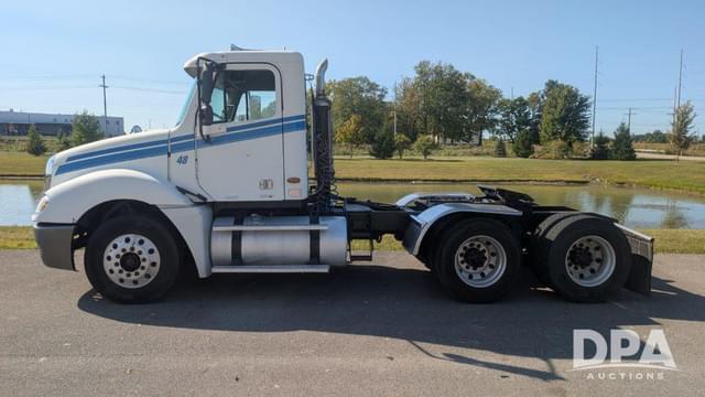 Image of Freightliner FLD120 equipment image 2