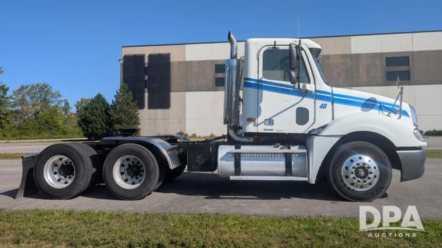 Image of Freightliner FLD120 equipment image 3