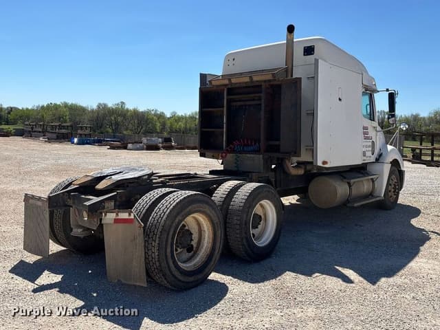 Image of Freightliner Columbia equipment image 4