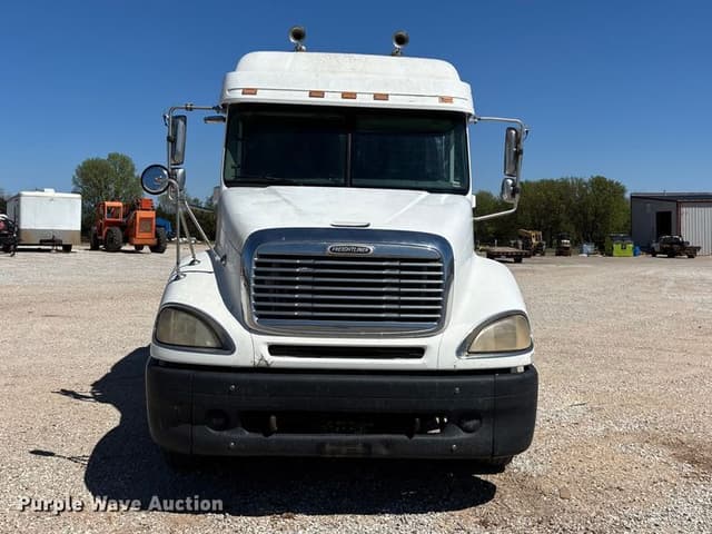 Image of Freightliner Columbia equipment image 1