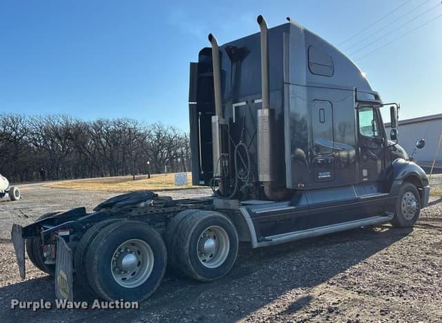 Image of Freightliner Columbia equipment image 4