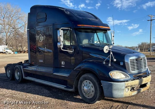 Image of Freightliner Columbia equipment image 2