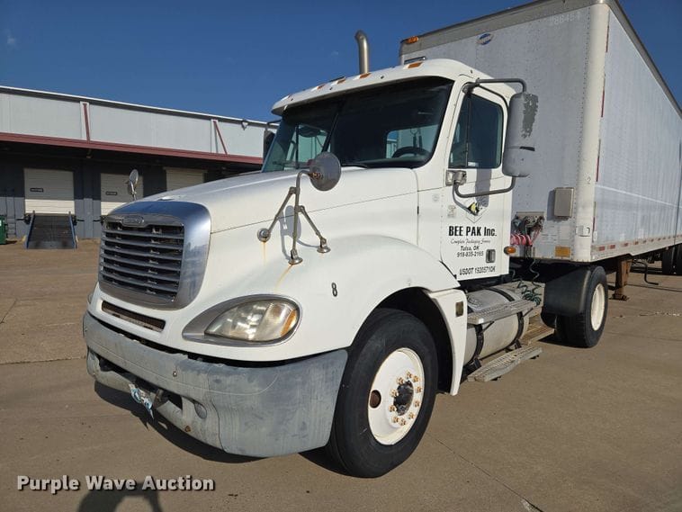2003 Freightliner Columbia Equipment Image0