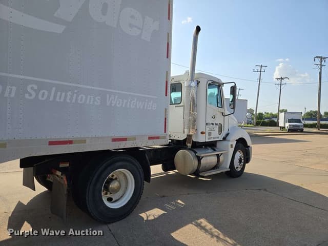 Image of Freightliner Columbia equipment image 4
