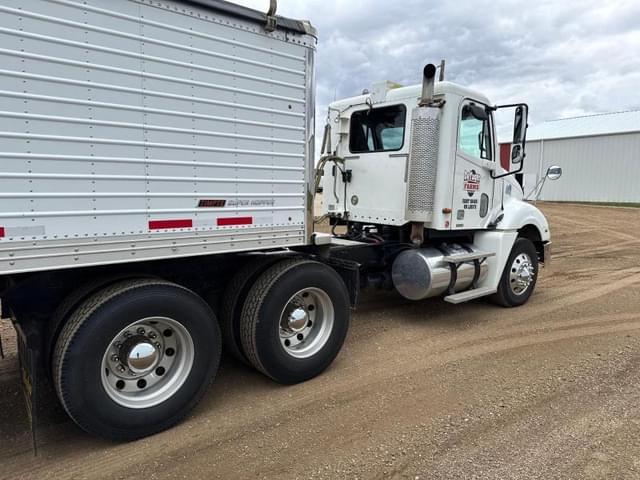 Image of Freightliner Columbia equipment image 3