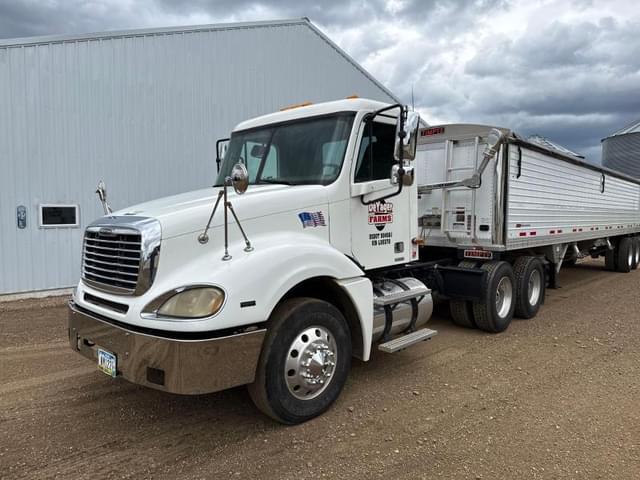 Image of Freightliner Columbia equipment image 1