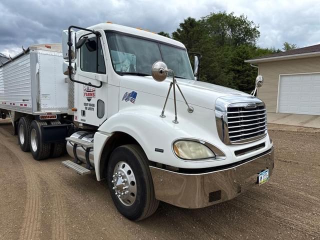 Image of Freightliner Columbia equipment image 2