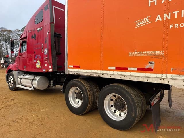 Image of Freightliner Columbia equipment image 2