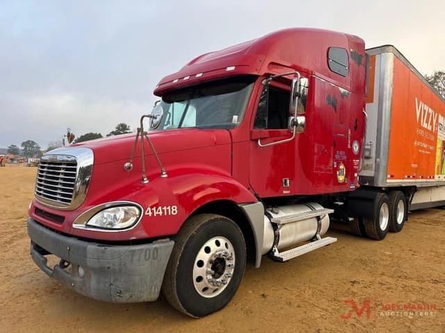 Image of Freightliner Columbia equipment image 3