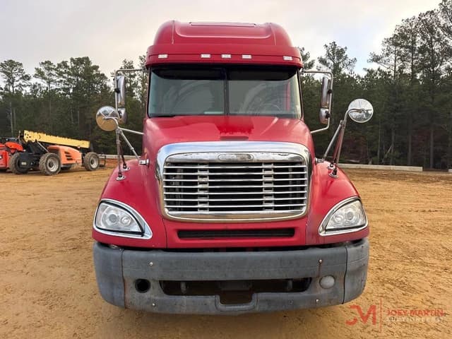 Image of Freightliner Columbia equipment image 4