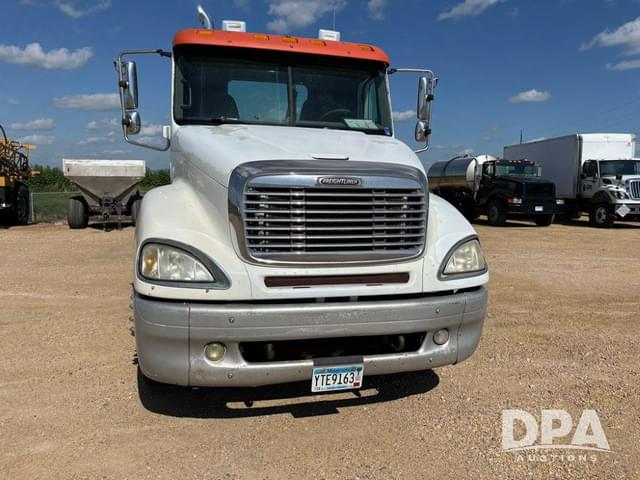 Image of Freightliner Columbia equipment image 3