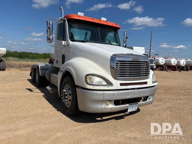 Image of Freightliner Columbia equipment image 4