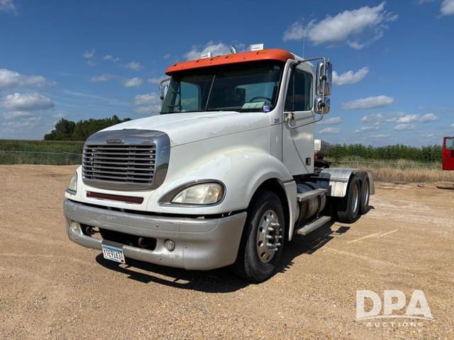 Image of Freightliner Columbia equipment image 1