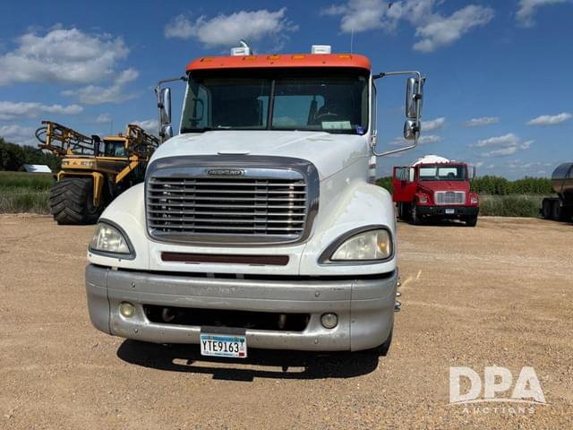 Image of Freightliner Columbia equipment image 2
