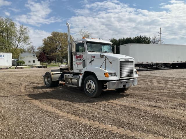 Image of Freightliner FLD112 equipment image 4
