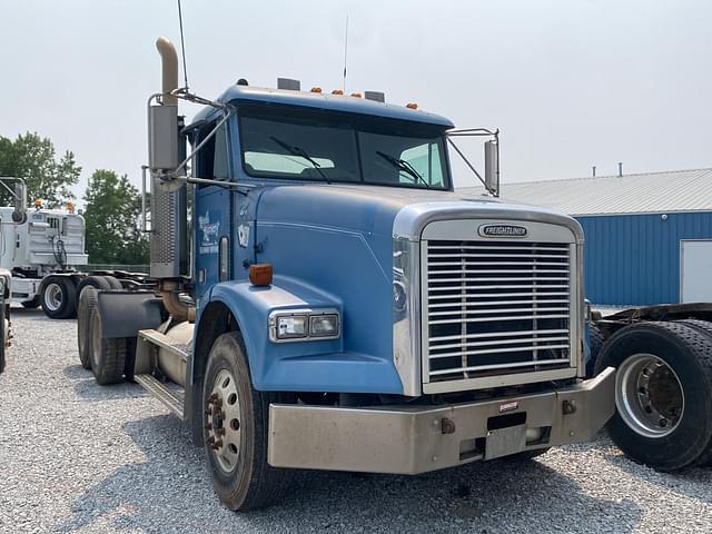 Image of Freightliner FLD112 equipment image 3