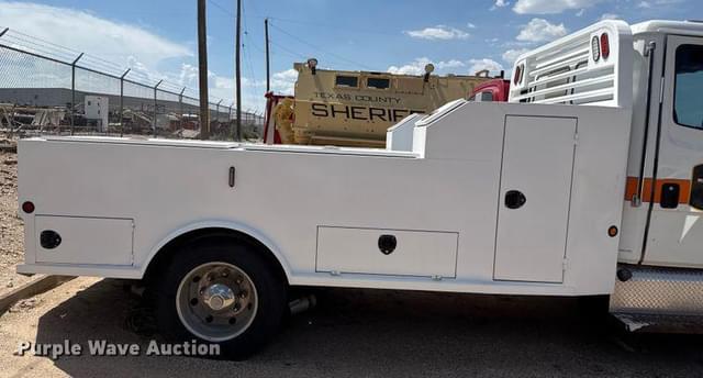 Image of Freightliner FL70 equipment image 4