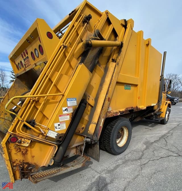 Image of Freightliner FL70 equipment image 3