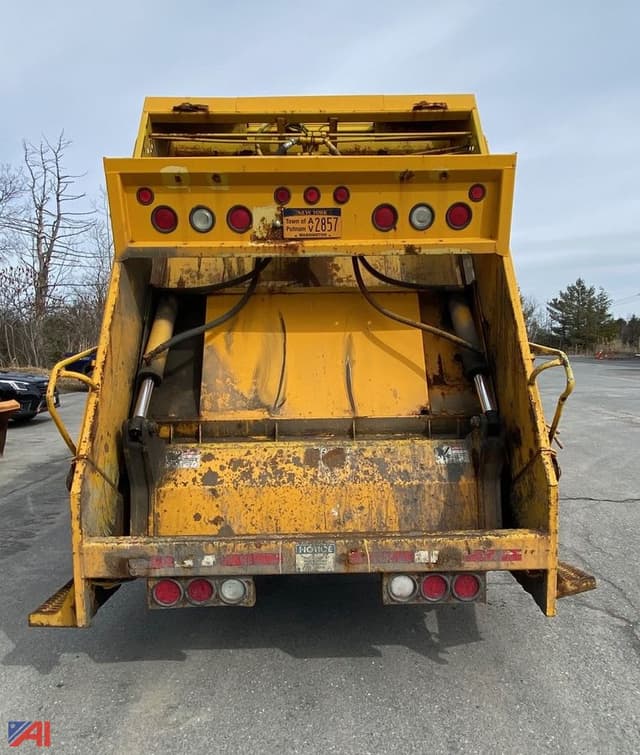 Image of Freightliner FL70 equipment image 2