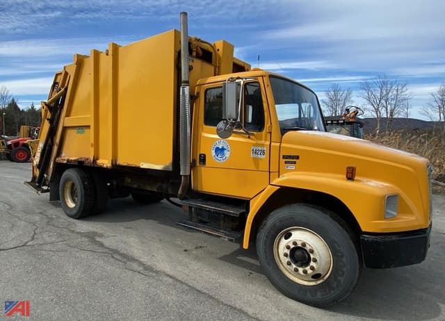 Image of Freightliner FL70 equipment image 4