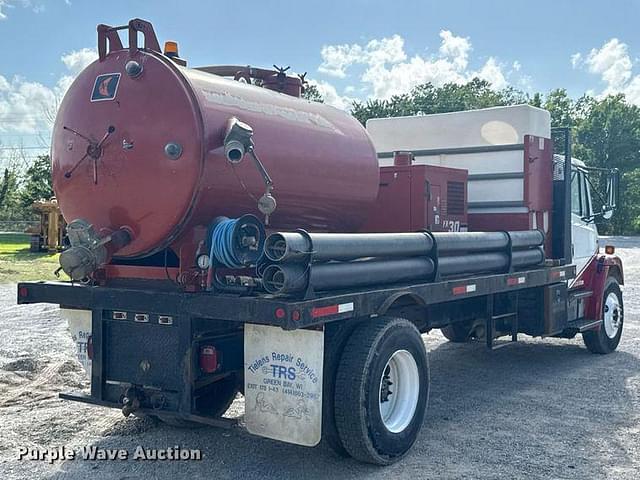 Image of Freightliner FL70 equipment image 4